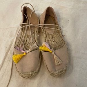Shoes with tassels